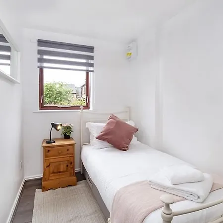 Cozy 2-bed Apartment *